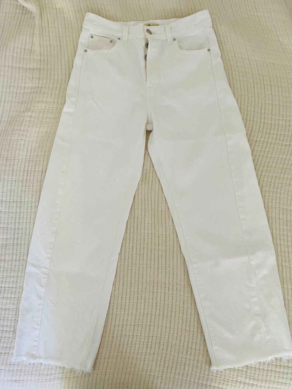 Madewell The Darted Barrel-Leg Jeans in Vintage Canvas Off-White – Raw Hem